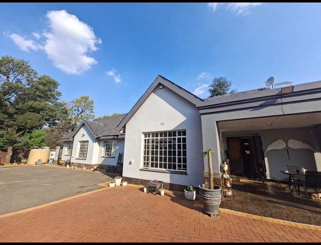 4 BEDROOM FREEHOLD FOR SALE IN ASTON MANOR